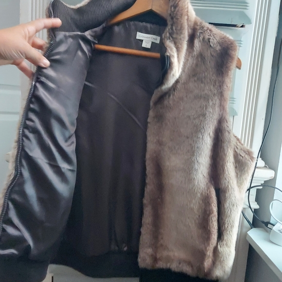 Faux fur vest - Picture 3 of 5